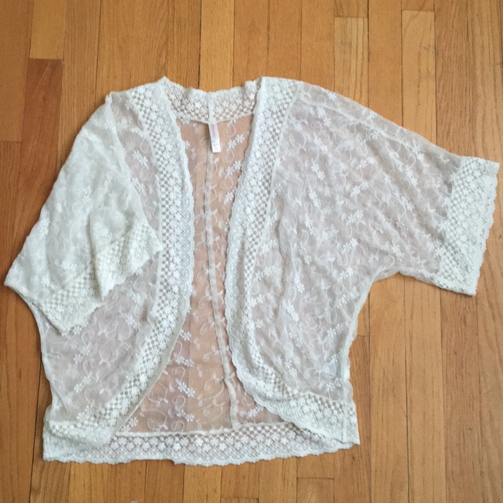 Lacey short-sleeved kimono 🦋